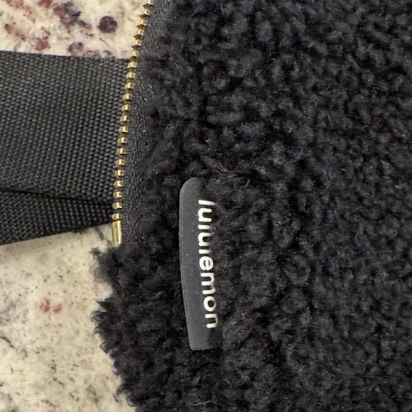 Lululemon Like New Black Sherpa Everywhere Belt Bag 1L - Picture 3 of 7